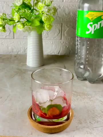 Foto langkah ke 2 dari resep Strawberry Mojito.