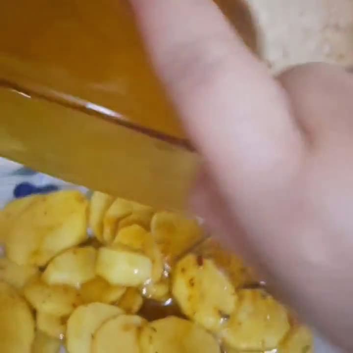 صورة لخطوة 4 من وصفة صينية الدجاج بالبطاطس في الفرن بتتبيلة لذيذة 🥔🥔🍗🍗