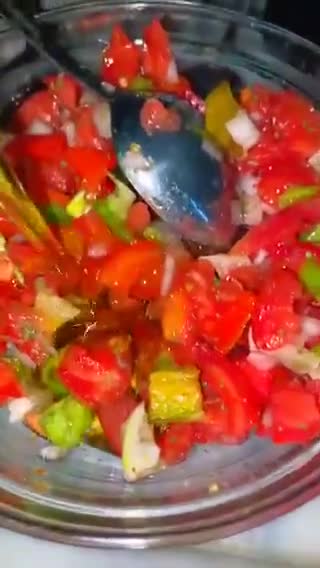 صورة لخطوة 3 من وصفة سلطة بندورة بالزيت