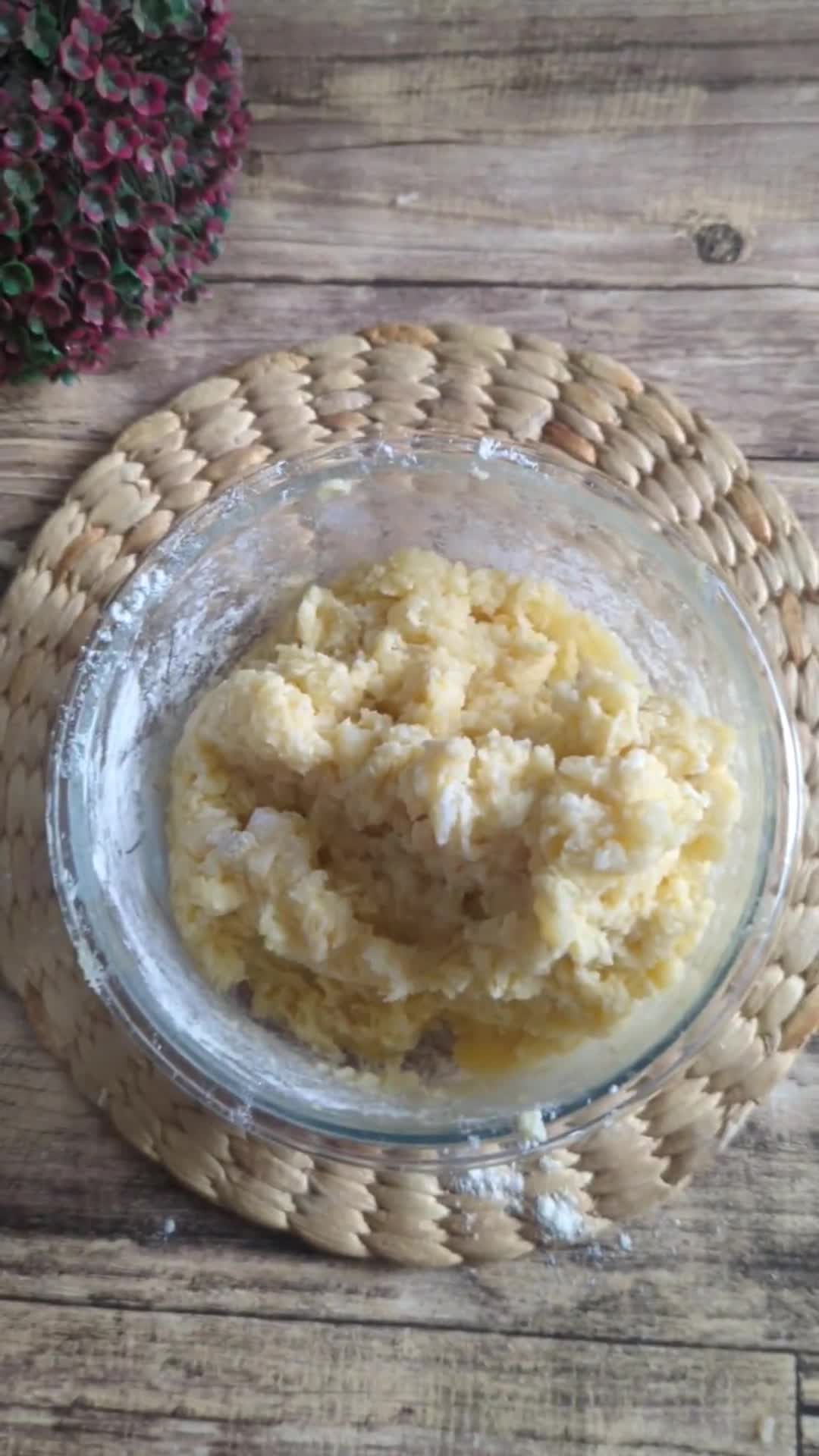 Foto langkah ke 2 dari resep Pompom Kentang Keju.