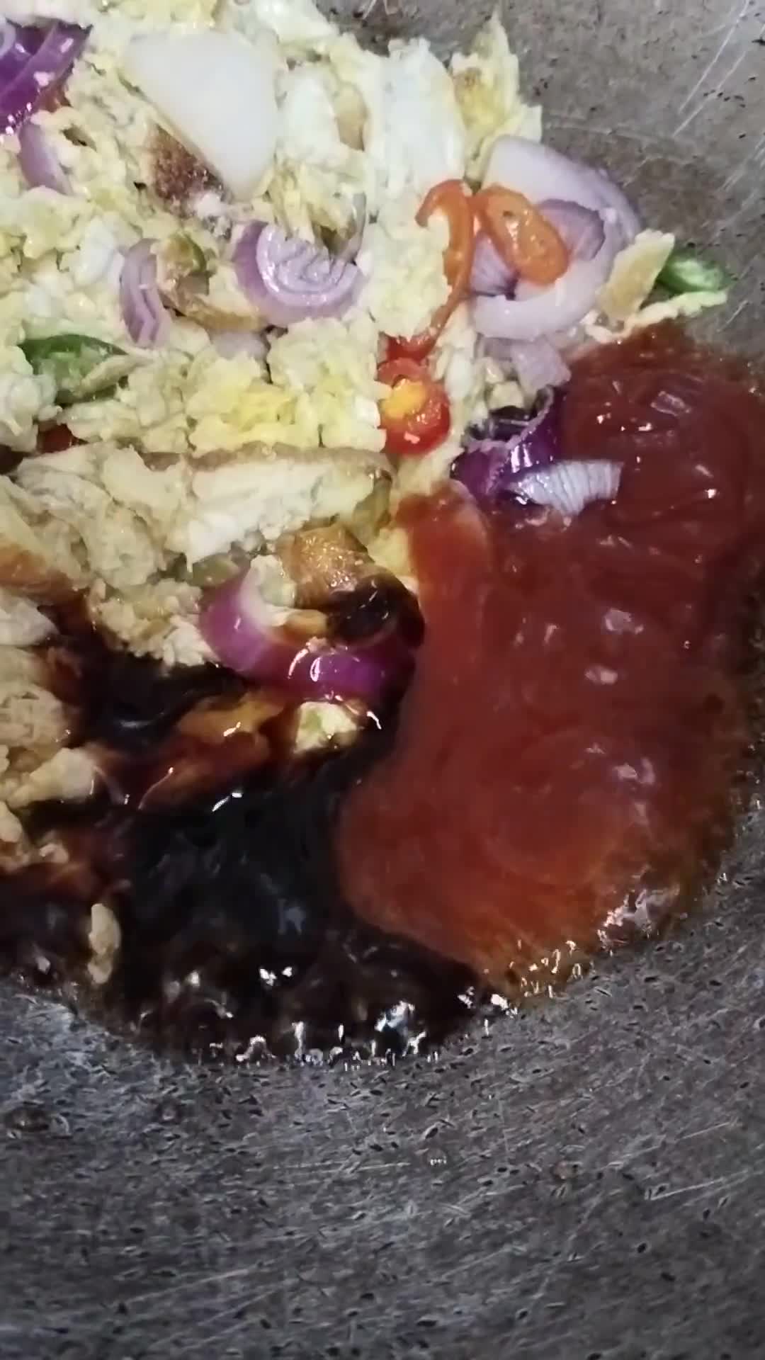 Gambar langkah 2 resipi Sosej telur masak sos.