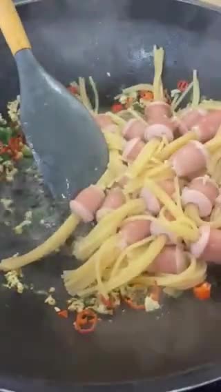 Foto langkah ke 4 dari resep Spaghetti Sosis Aglio Olio.