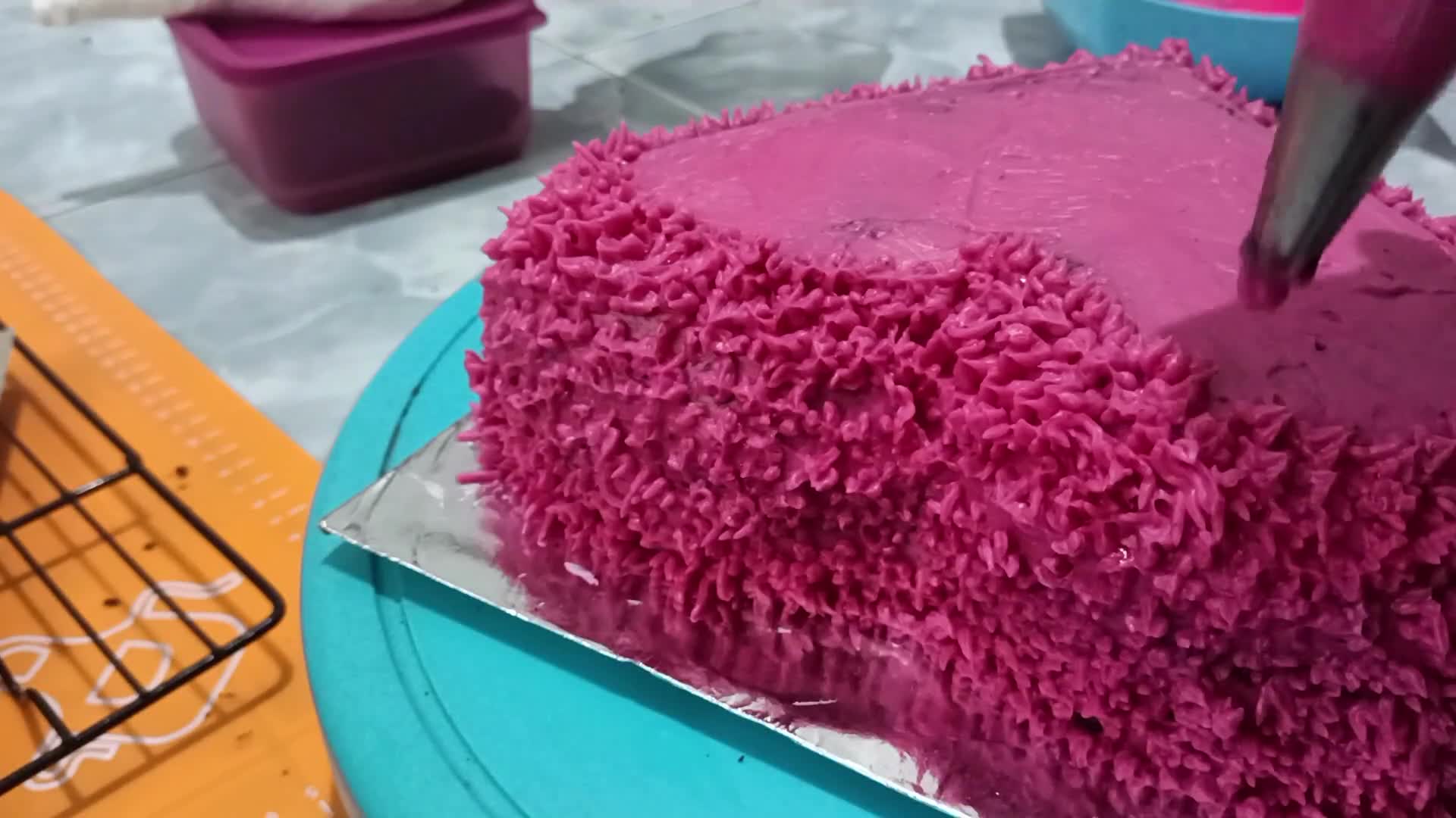 Foto langkah ke 6 dari resep Cake Ultah bentuk love.