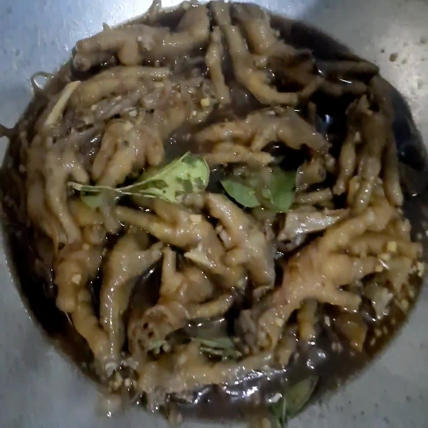 Foto langkah ke 6 dari resep Ceker Empuk Bumbu Iris Kecap.