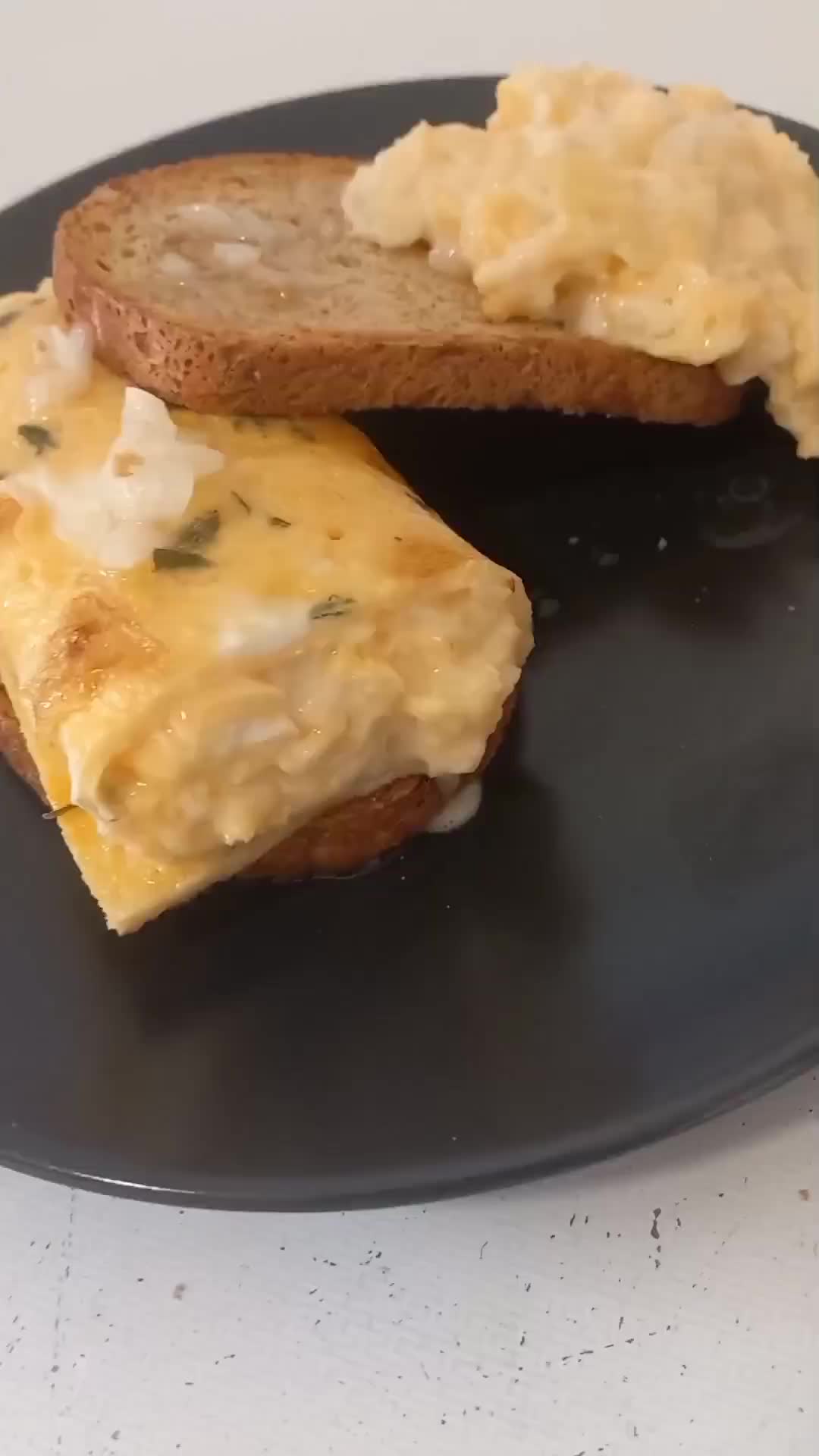 Foto del paso 1 de la receta: Canelón de huevo relleno de huevo 🍳