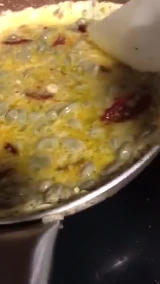 Foto del paso 7 de la receta: Tortilla de habitas con chorizo de Salamanca