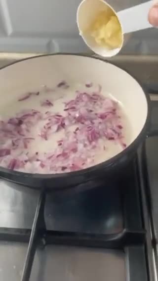 صورة لخطوة 3 من وصفة بطاطس بالكريمة