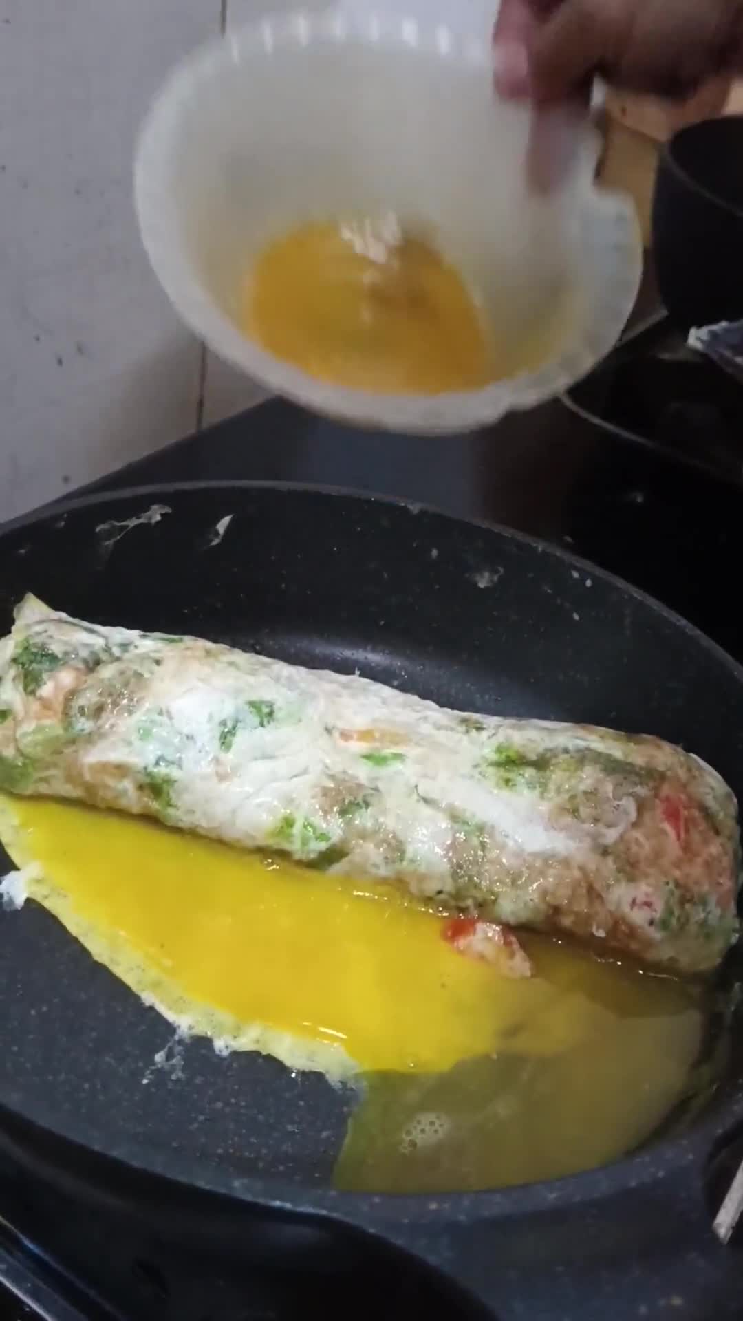Foto langkah ke 4 dari resep Telur Gulung Selada.