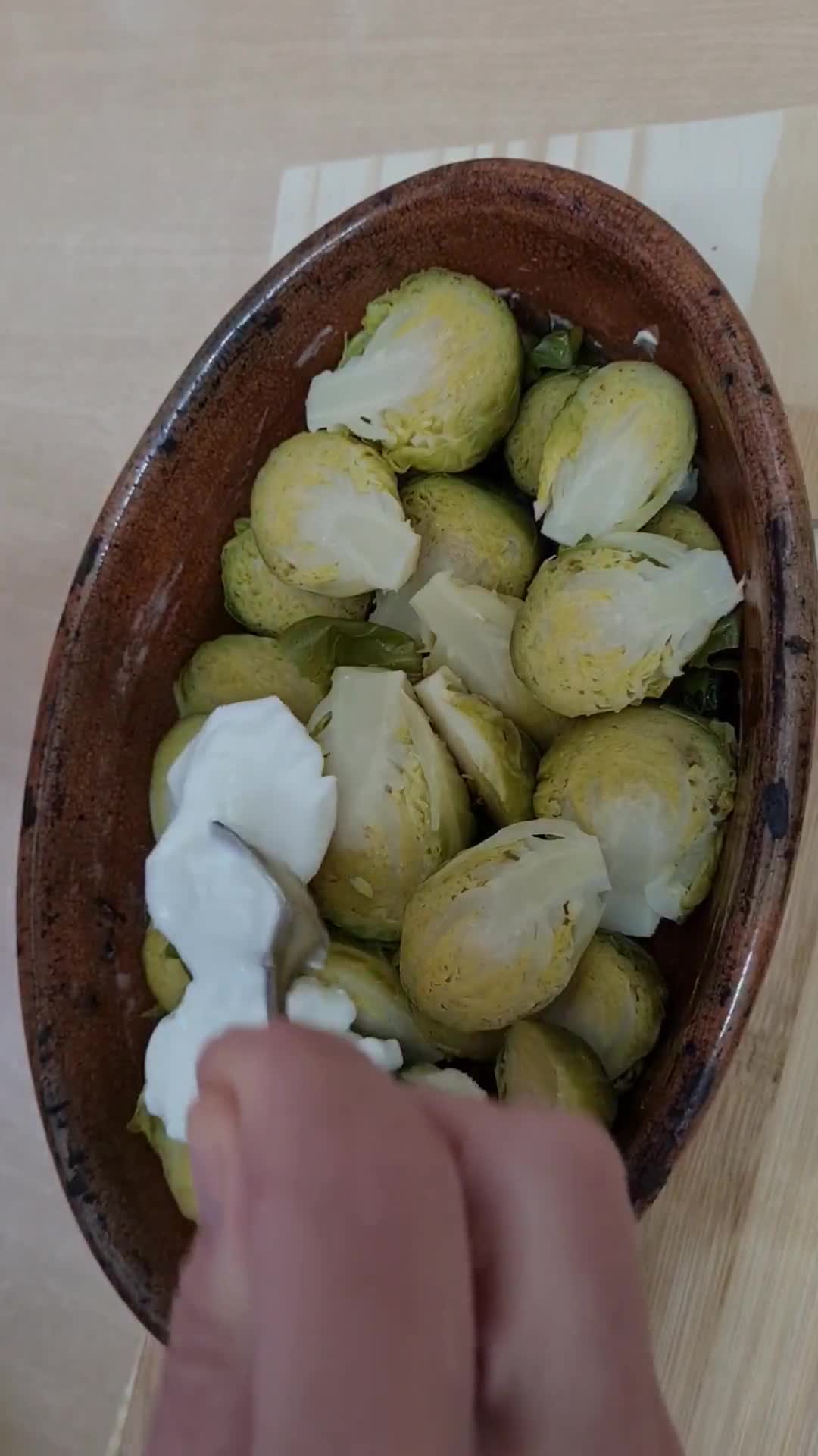 Foto del paso 2 de la receta: Repollitos de Bruselas en yogur, sobre base de avena y gratinados con queso