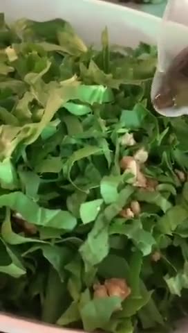 صورة لخطوة 2 من وصفة سلطة الفراولة بالسبانخ 🍓🌿