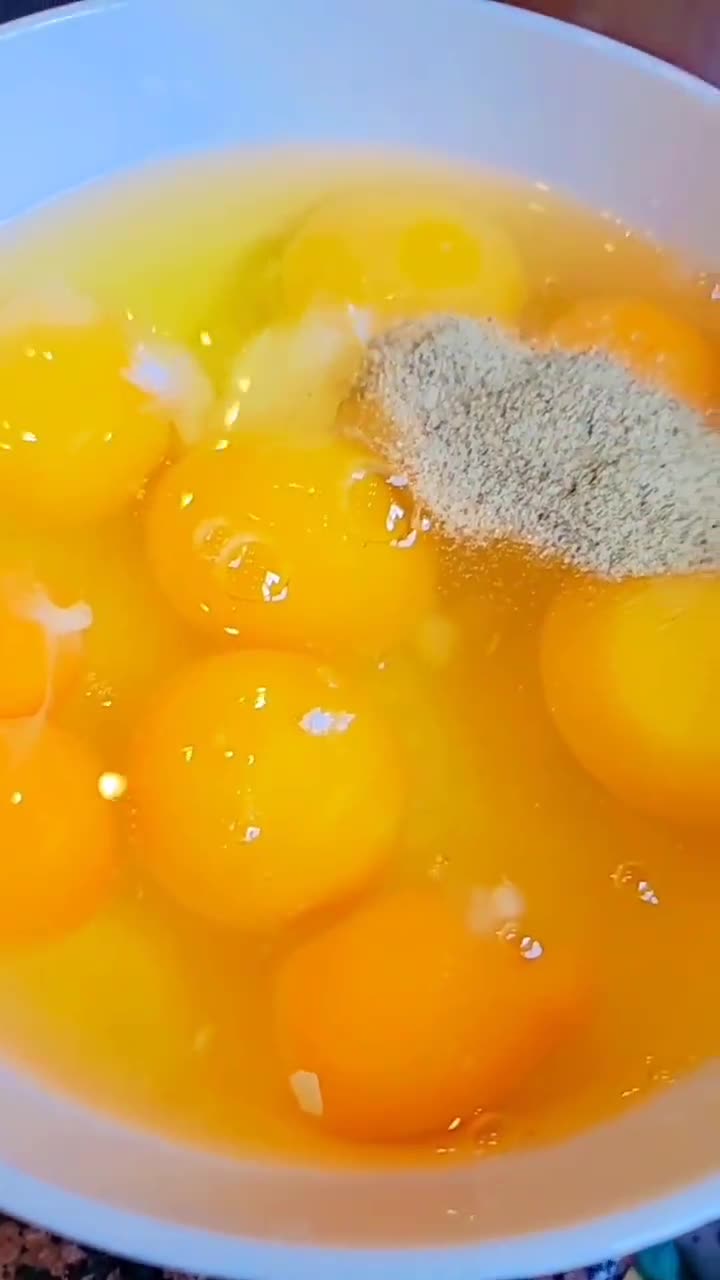صورة لخطوة 3 من وصفة ثوم على بيض