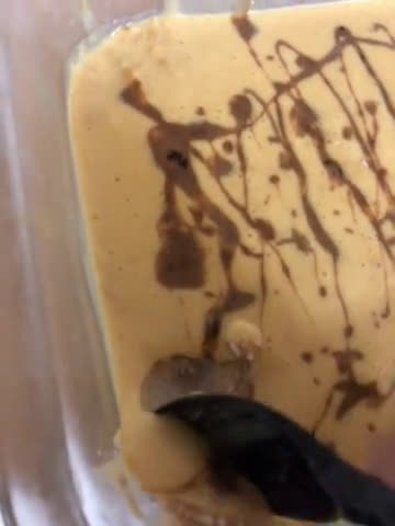 صورة لخطوة 4 من وصفة حلى النسكافيه اللذيذ والبارد ☕️😋