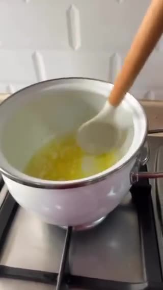 صورة لخطوة 2 من وصفة شوربة الهليون بالمشروم والكريمه
