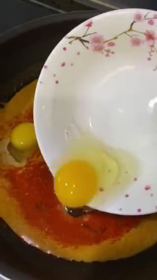 Gambar langkah 3 resipi Kari Telur Goyang Simple/Telur Pecah (Pes Kari Frozen).
