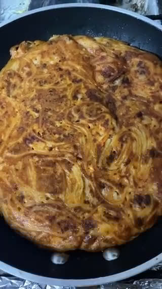 Foto del paso 4 de la receta: Tortilla de fideos de salsa boloñesa