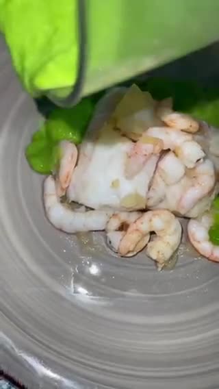 Foto del paso 6 de la receta: Lomos de Merluza y Gambas con Crema de guisantes 🫛