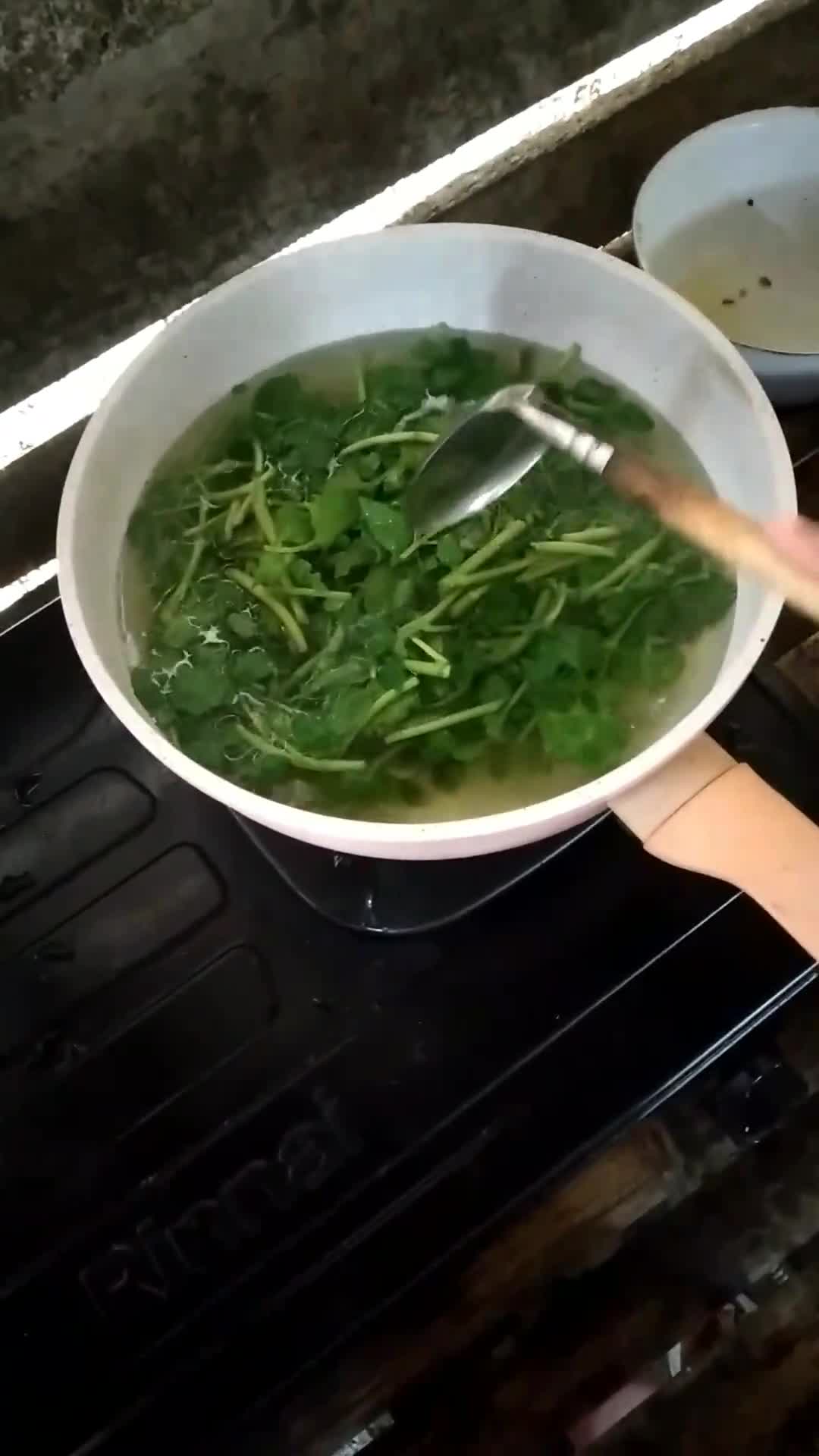 Foto langkah ke 4 dari resep Sayur Bobor Tahu Putih dan Selada Air.