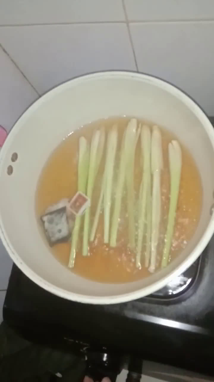Foto langkah ke 4 dari resep Teh Lemon Sereh.