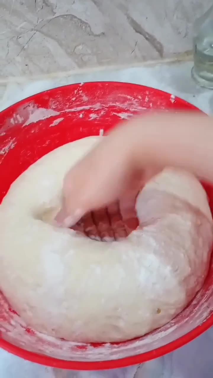 صورة لخطوة 2 من وصفة مملحات الوردة 🌼 بحشو بسيط جدا