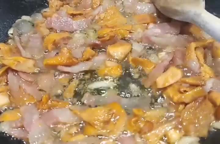 A picture of step 1 of Tagliatelle with chanterelle mushrooms and guanciale.