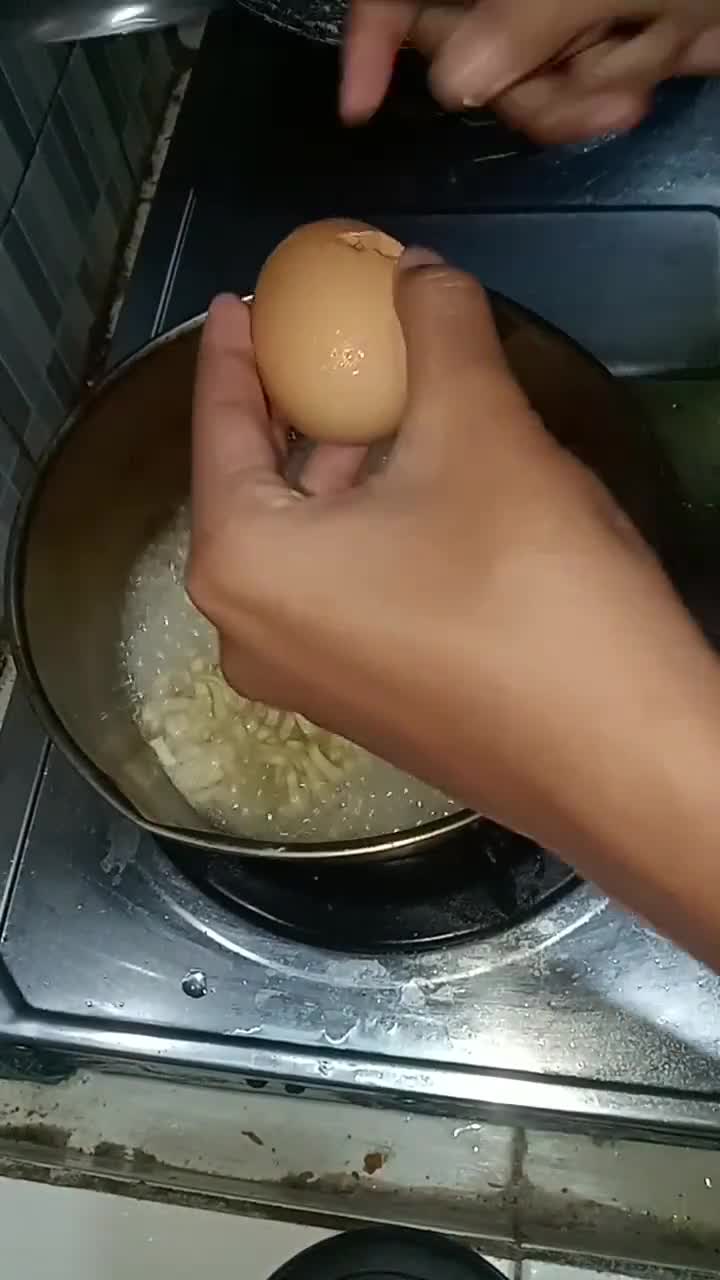 Foto langkah ke 2 dari resep Seblak simpel bahan apa adanya.