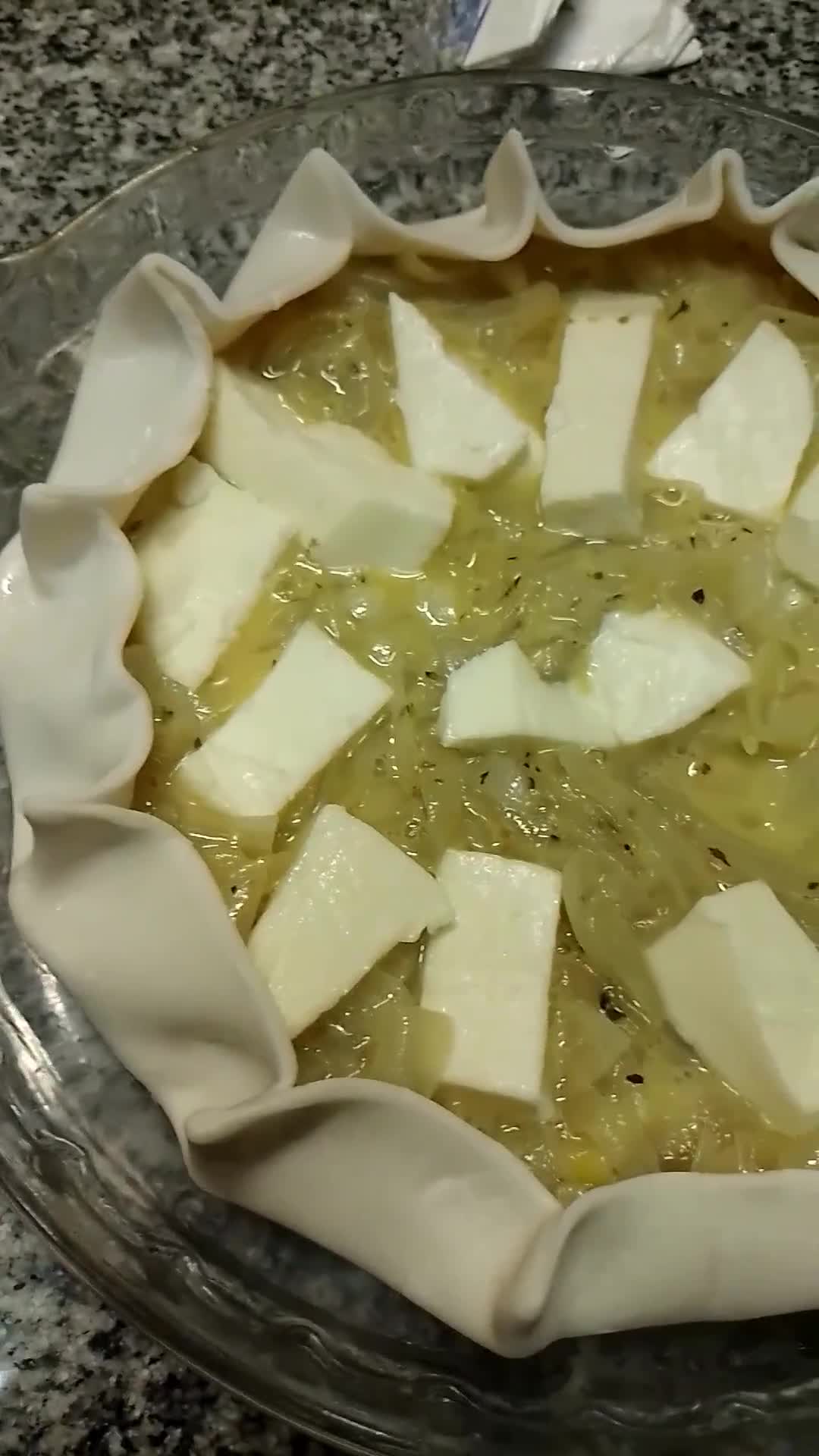 Foto del paso 4 de la receta: Tarta de cebolla y queso 🧅 🧀
