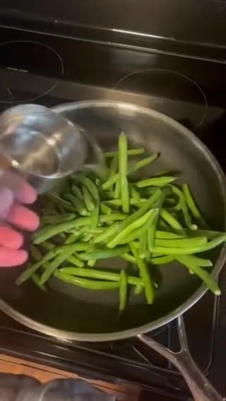 A picture of step 1 of Garlic & Butter Green Beans.