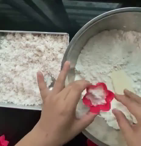 Gambar langkah 6 resipi Kuih Putu Perak.