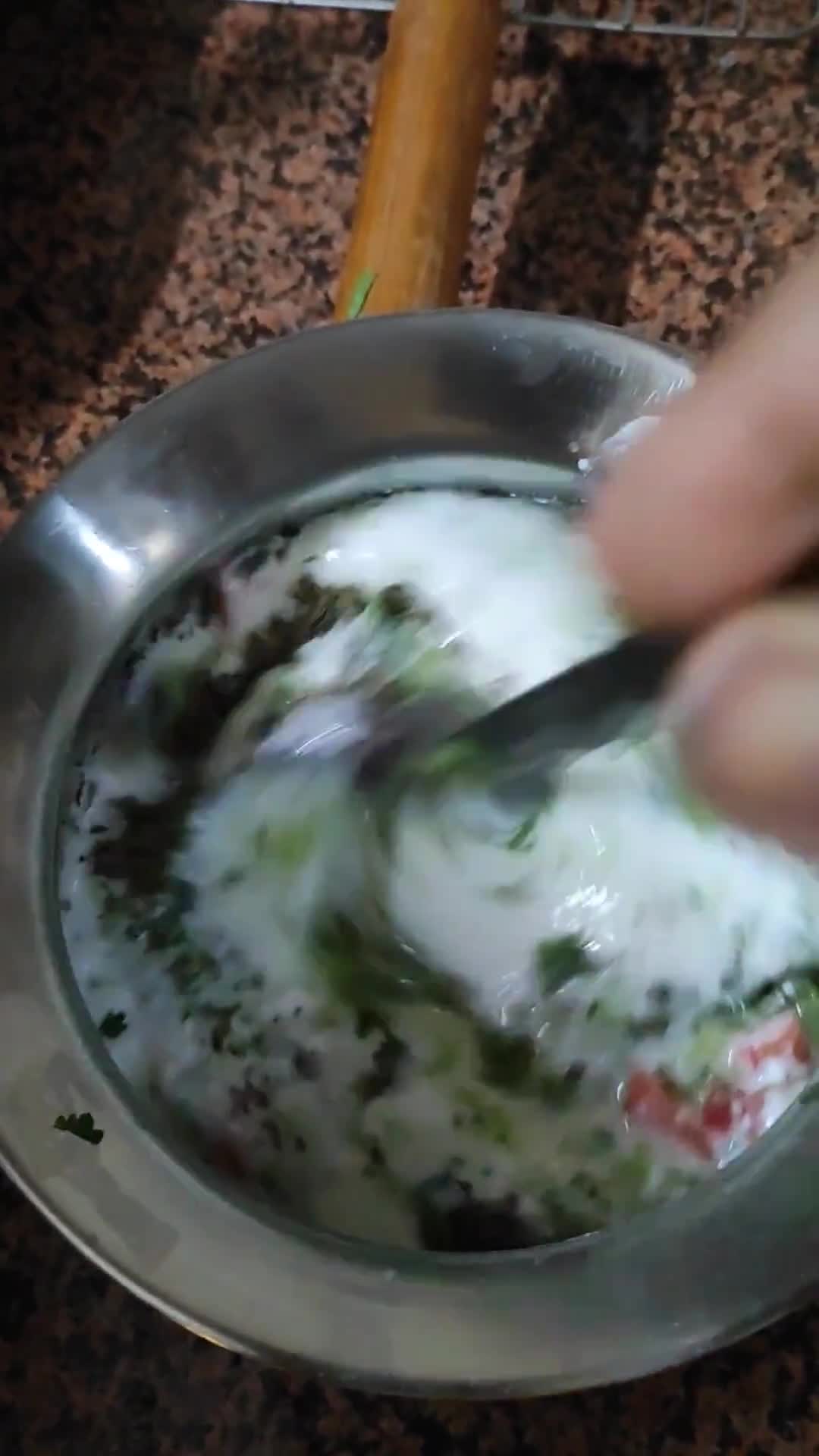 खीरा टमाटर रायता (Cucumber Tomato Raita Recipe in Hindi) रेसिपी चरण 3 फोटो