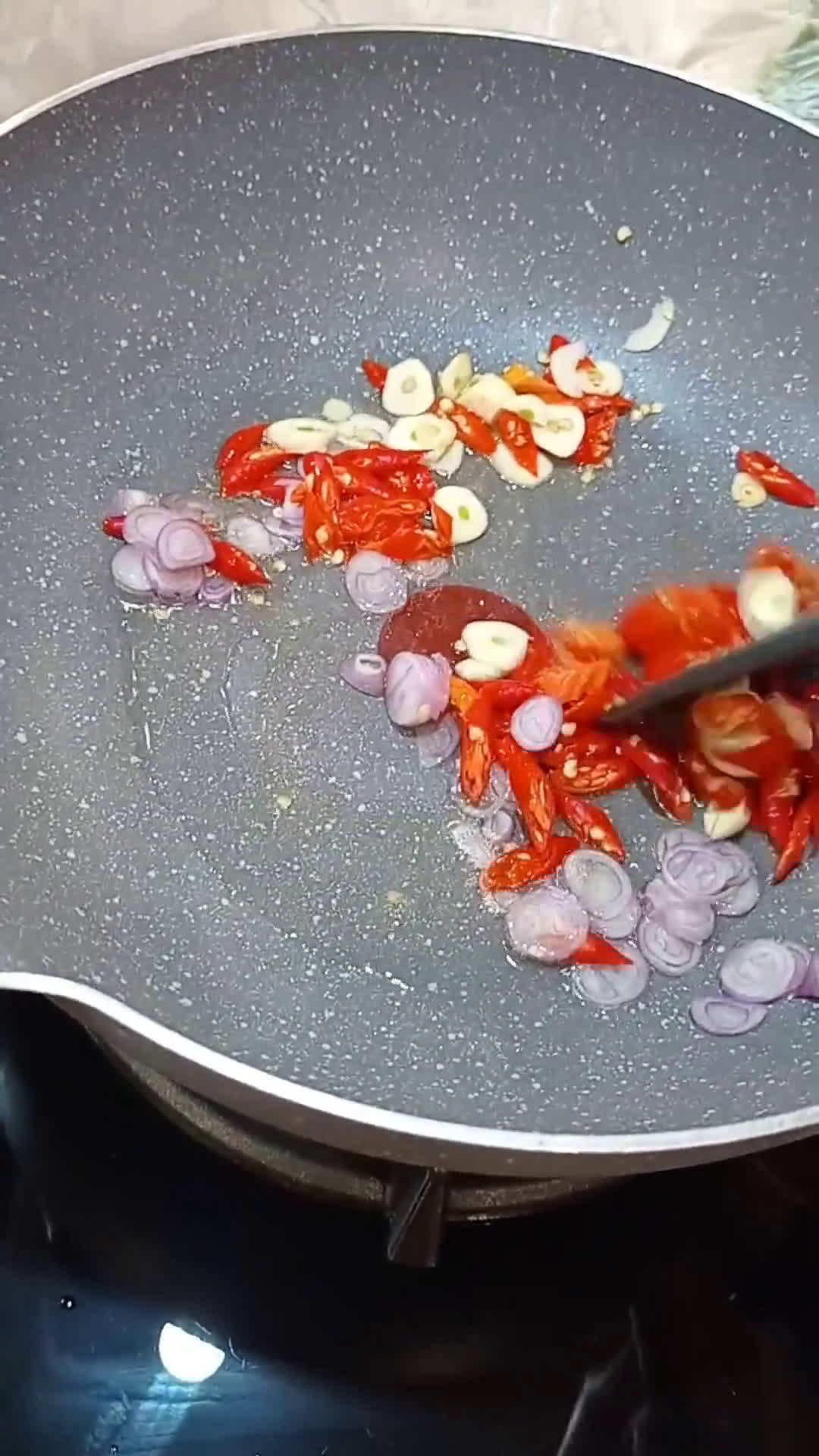 Foto langkah ke 4 dari resep Ikan asap kecap pedas.