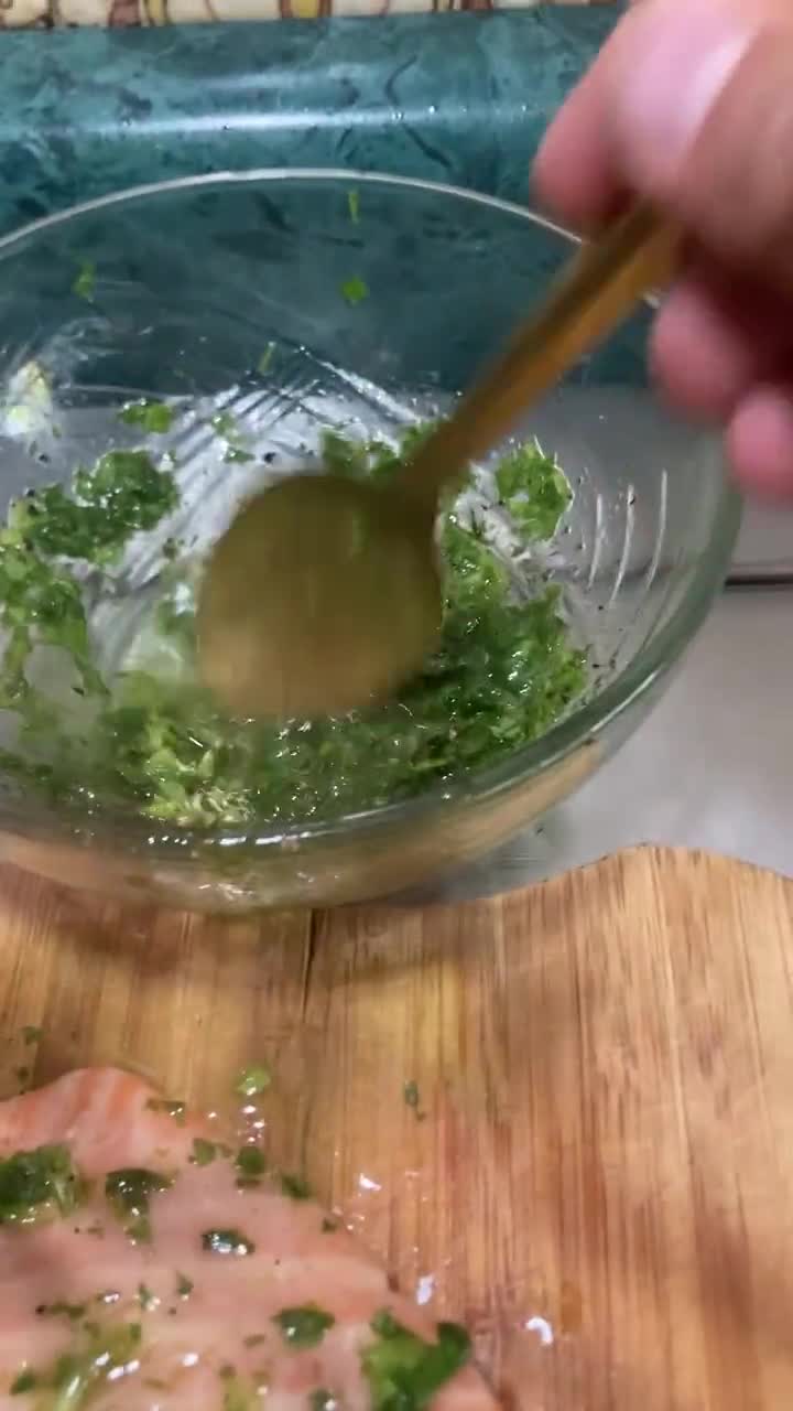 Foto del paso 3 de la receta: "Salmón a la mexicana con vinagreta de cilantro"