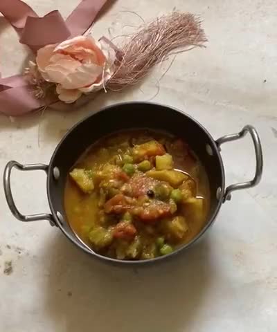 आलू बैंगन और मटर की कुकर वाली सब्ज़ी (Aloo baingan aur matar ki cooker wali sabzi recipe in hindi) रेसिपी चरण 3 फोटो