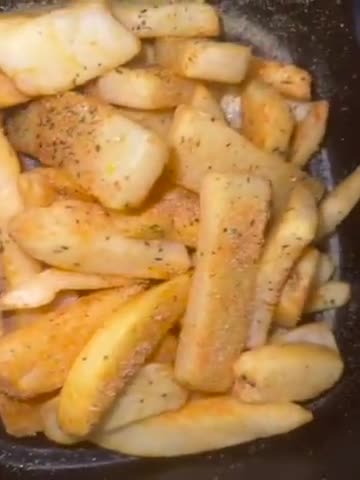 A picture of step 3 of Airfried Panama Wingz with Steak Fries.