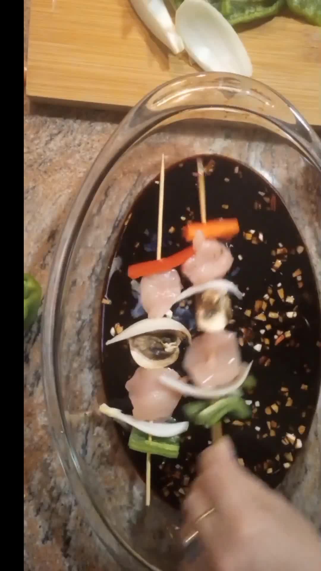 Foto del paso 3 de la receta: Brochetas de pollo estilo asiático