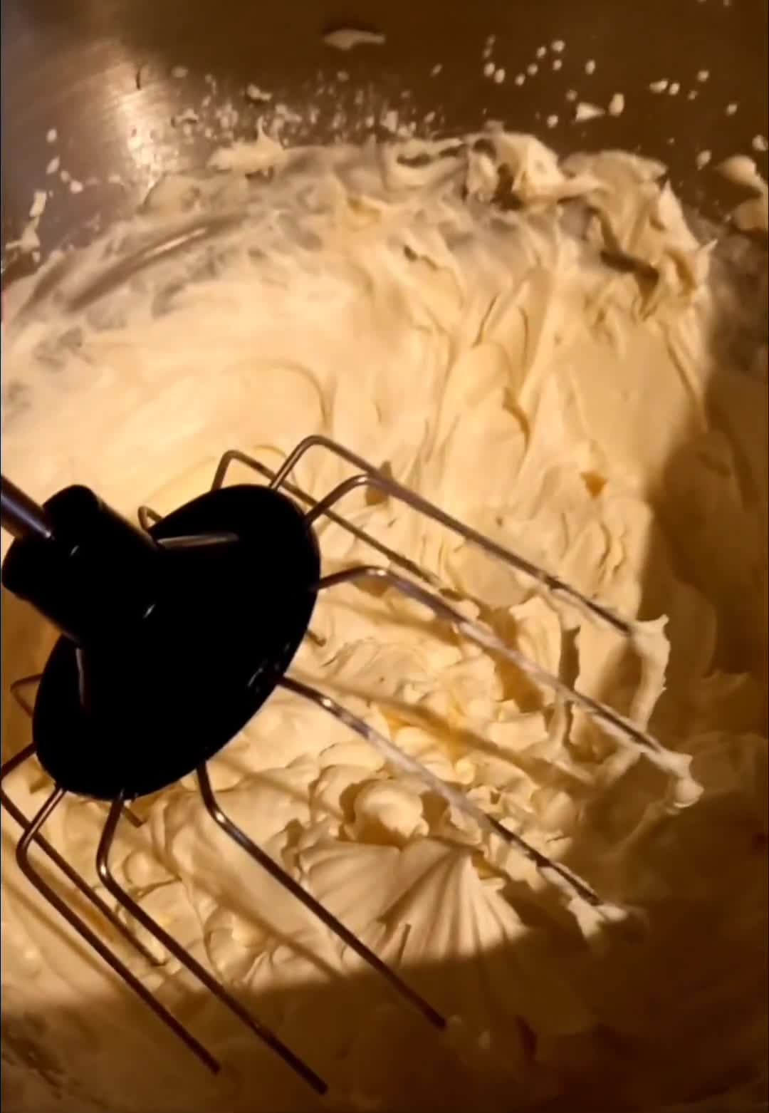 Foto del paso 3 de la receta: Crema de Leche (para decorar/rellenar) Tortas 🎂