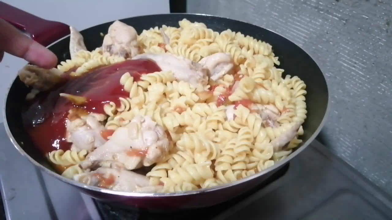 Foto del paso 14 de la receta: Pollo 🐔 con tornillo 🔩 (pasta)