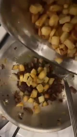 صورة لخطوة 4 من وصفة -حشوه البطاطس الحامضه بالفلفل 🍋🌶️!