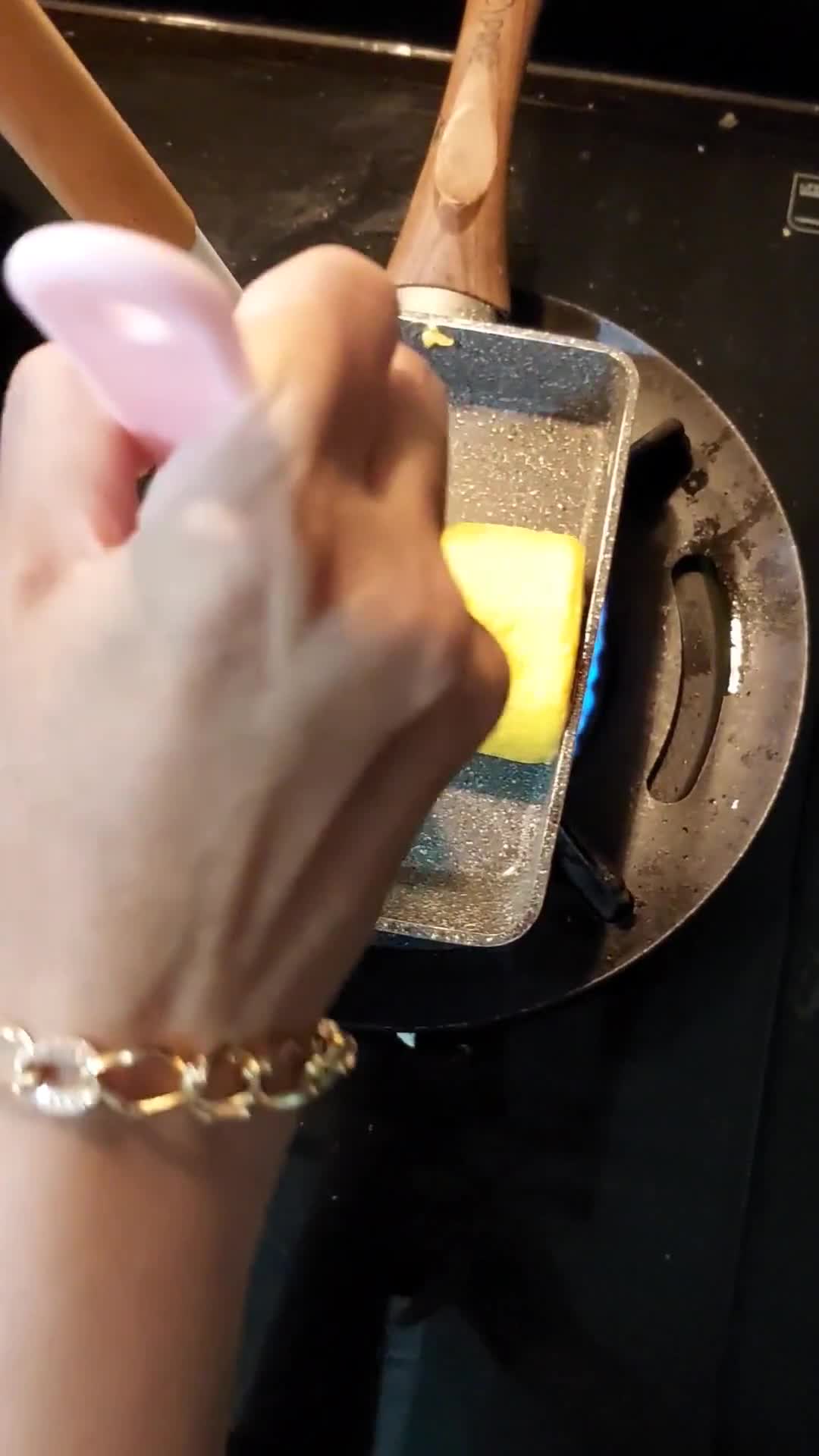 Foto langkah ke 5 dari resep Dadar Telur Gulung Isi Keju.