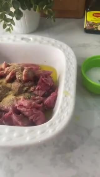 صورة لخطوة 4 من وصفة شرائح لحم البقر المقلي مع البصل والخضار