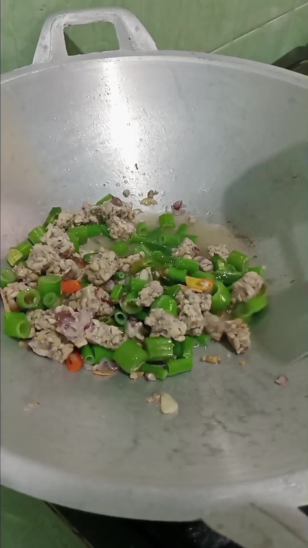 Foto langkah ke 3 dari resep Tumis Tempe Kacang Bunga Bawang.