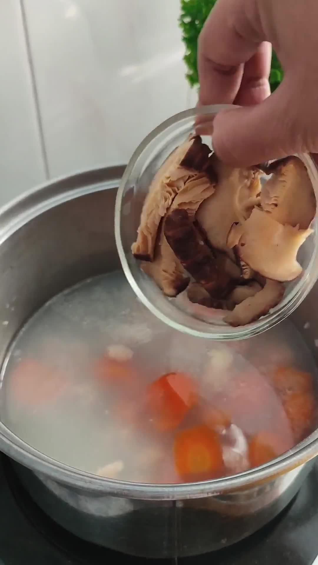 Foto langkah ke 2 dari resep Japanese Egg & Tofu Soup.