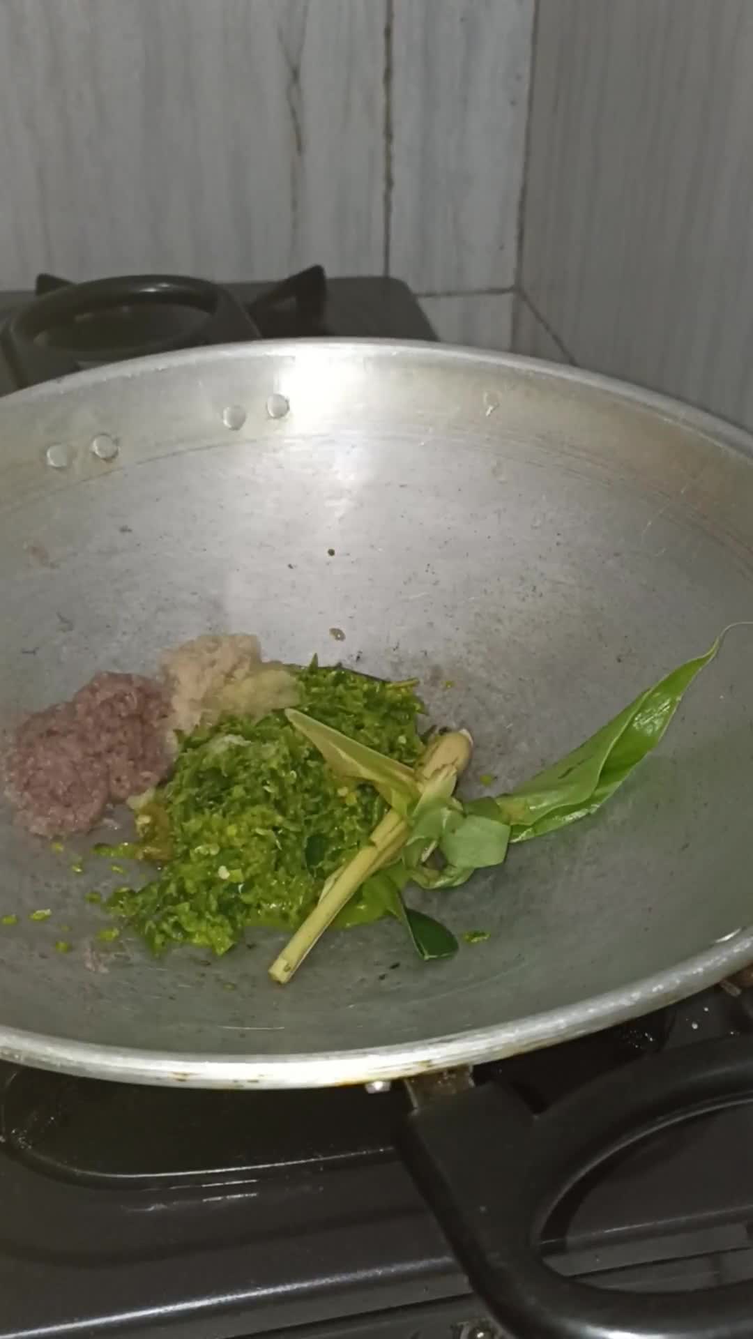 Foto langkah ke 1 dari resep Gulai pakis cabe rawit.