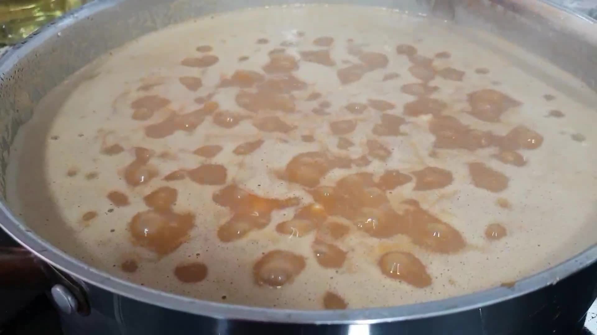 Foto del paso 3 de la receta: Arroz caldoso de langostinos al ajillo con sepia 🦐🦑🍃🥳 ¡Feliz