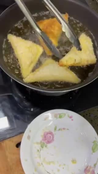 Gambar langkah 6 resipi Roti Sardin Goreng Bread Crumbs.