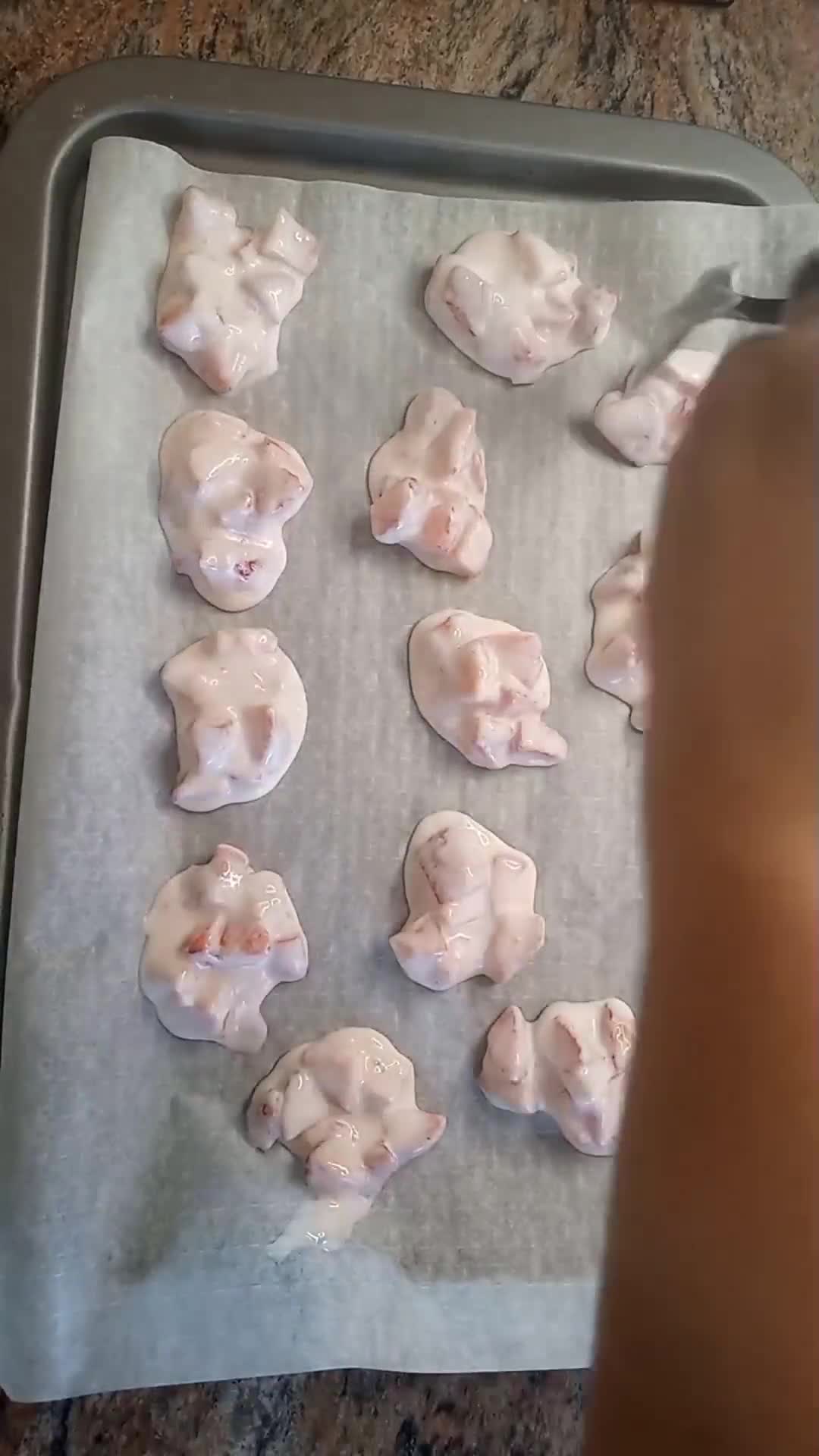 Foto del paso 2 de la receta: Bombones helados de fresa 🍓 🍫