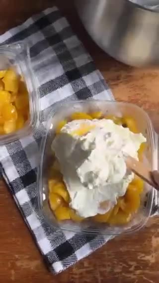 Foto del paso 1 de la receta: Postre de duraznos con crema y galletitas