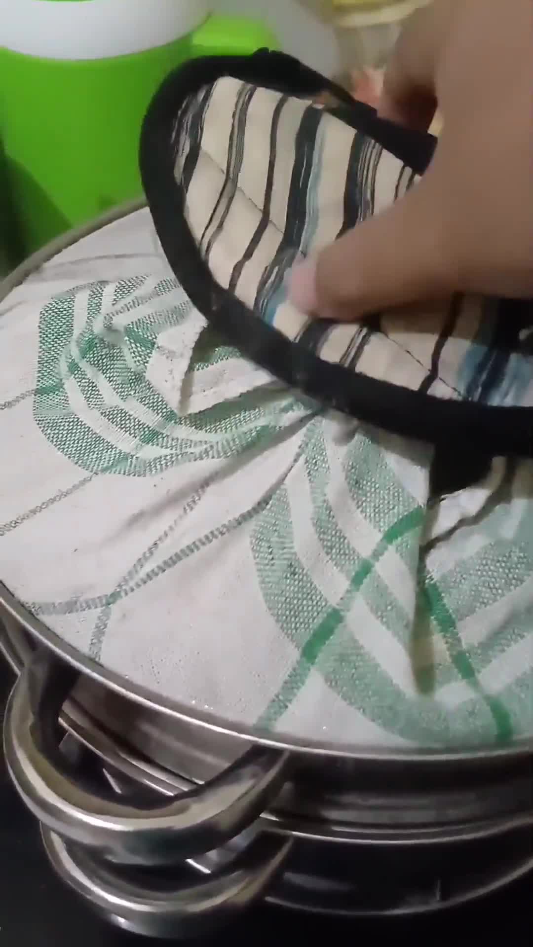 Foto langkah ke 6 dari resep Bolu Kukus Cokelat Mekar.