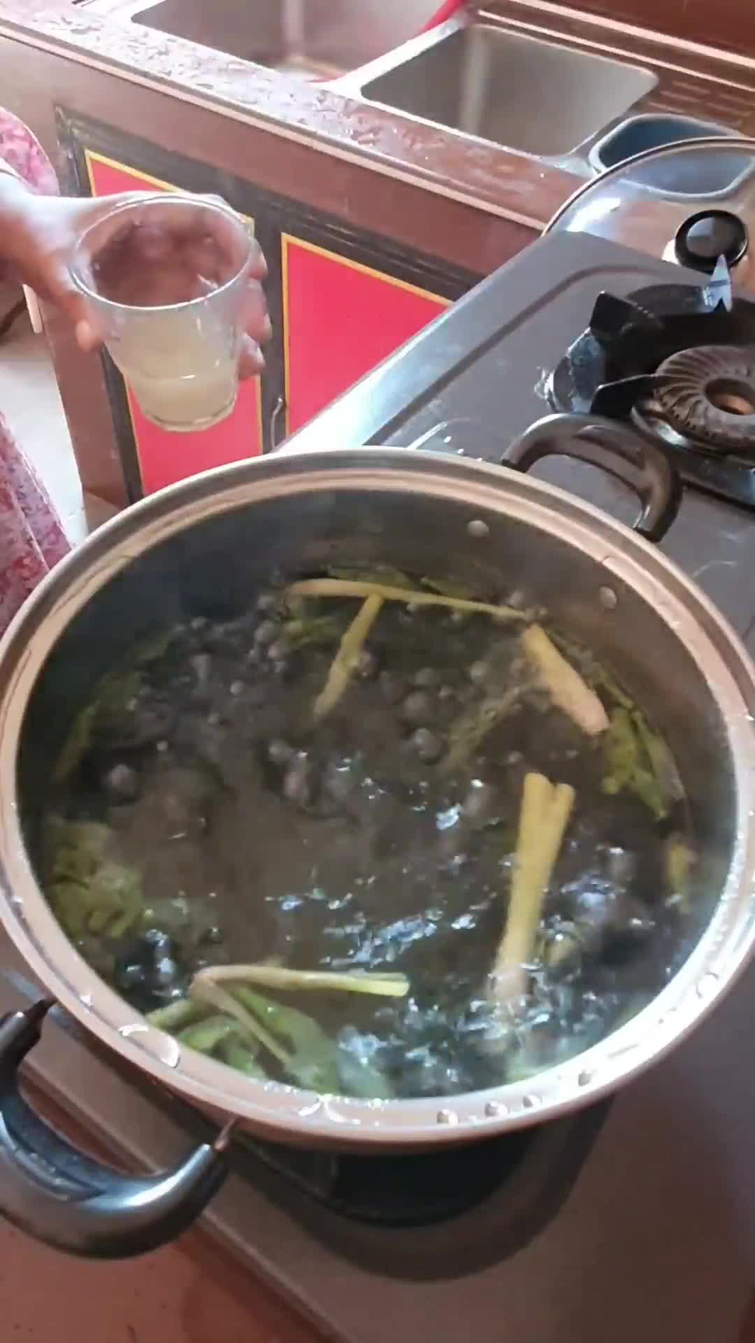 Foto langkah ke 3 dari resep Teh Bunga Telang Lemon.