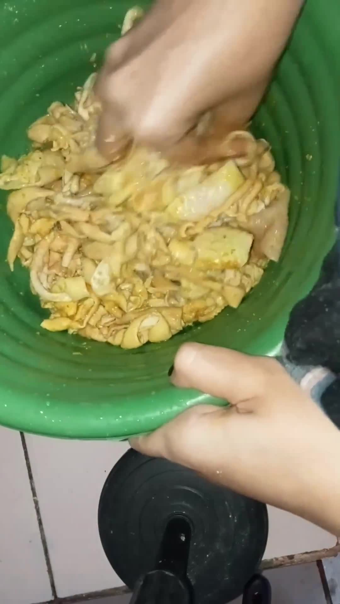 Foto langkah ke 3 dari resep Kulit & usus crispy 🥓.
