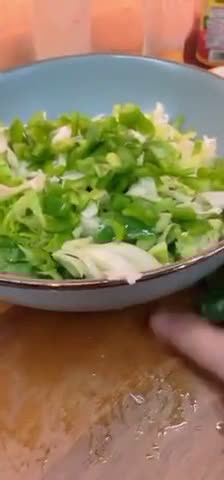 صورة لخطوة 1 من وصفة سلطه خضار بصوص الليمون Green salad with lemon sauce